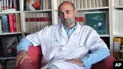 داکتر لارنت لانتیری، جراح پلاستیک و انجام دهندۀ دومین جراحی در نزد هامون - عکس ۲۰۱۰