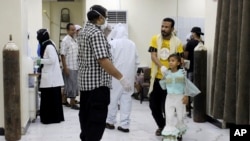 Para pekerja medis berbincang dengan para pasien di rumah sakit di Aden, Yaman, 12 Mei 2020. 