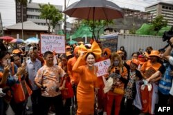 TOPSHOT - Move Forward Party supporters react after hearing about the suspension of leader and prime minister candidate Pita Limjaroenrat as they gather outside the Thai Parliament in Bangkok on July 19, 2023, ahead of the second round of the parliamentar