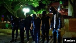 រូបឯកសារ៖ បាតុករប្រឆាំងរដ្ឋាភិបាលរង់ចាំនៅខាងក្រៅសាលាពហុបច្ចេកវិទ្យានៅក្រុងហុងកុង កាលពីថ្ងៃទី២១ ខែវិច្ឆិកា ឆ្នាំ២០១៩។ 