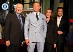 مایکل جی ویلسون، دنیل کریگ، باربارا براکلی،و رامی ملک