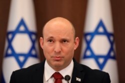 Perdana Menteri Israel Naftali Bennett menghadiri rapat kabinet di kantor perdana menteri di Yerusalem, Minggu, 1 Agustus 2021 (Foto: Abir Sultan via AP)