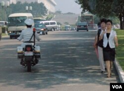 朝鲜平壤人们的日常生活（2013年7月26日）(美国之音赫尔曼拍摄)