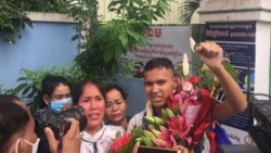 យុវជន កាក់ សុវណ្ណច្ឆ័យ អាយុ​១៦ឆ្នាំ លើក​ដៃ​ឆ្វេង ក្រោយ​ត្រូវបាន​ដោះលែង​ពី​ពន្ធនាគារ នៅ​ថ្ងៃទី១០ ខែវិច្ឆិកា ឆ្នាំ២០២១។ (មាស មល្លិកា/វីអូអេ)