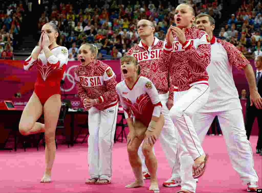 Para pesenam Rusia dan pejabat tim bereaksi setelah melihat rekan setim mereka, Kseniia Afanaseva, saat tampil dalam partai final beregu senam artistik putri.