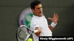 Novak Đoković u duelu sa Karenom Hačanovom u 4. kolu Vimbldona, 9. jul 2018. (Foto: AP/Kirsty Wigglesworth)