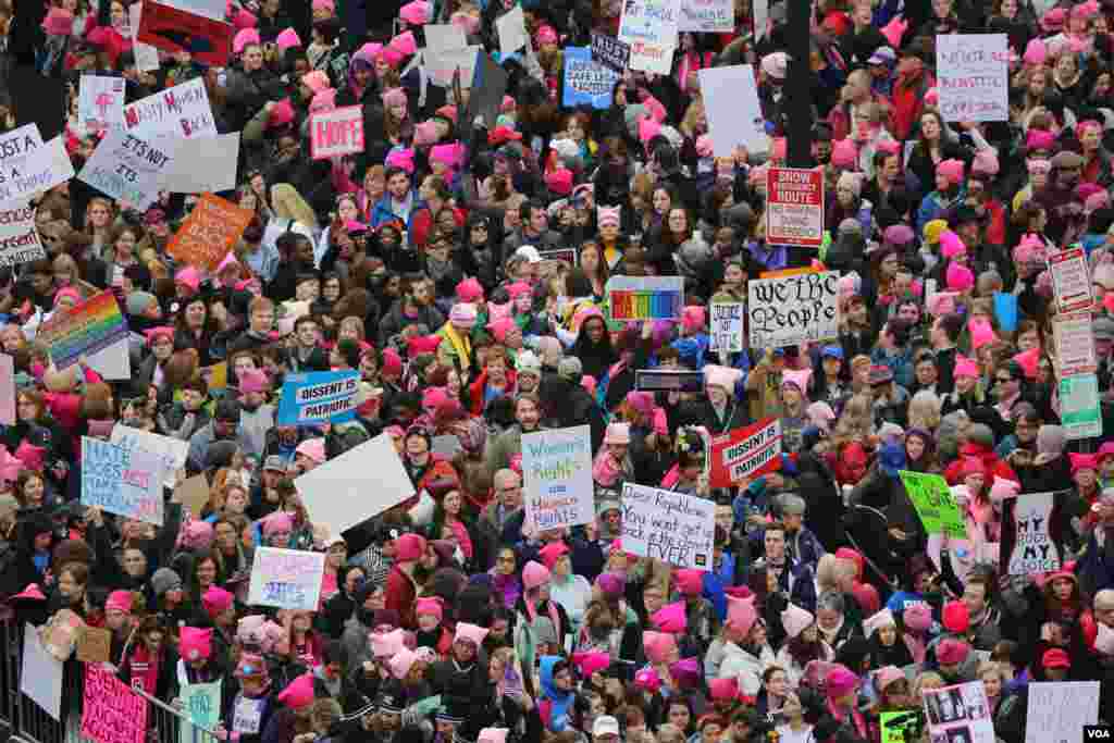 Para demonstran dalam protes massal Women&#39;s March di Washington, D.C. (21/1). (VOA/B. Allen)