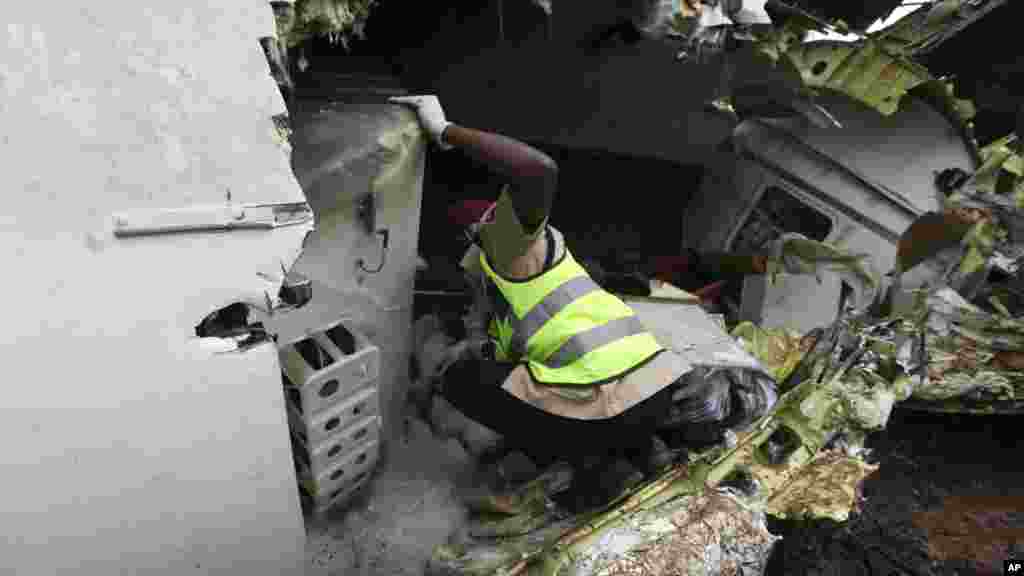 Wani karamin jirgin fasinja ya fadi jim-kadan da tashinsa daga filin saukar jiragen sama na Legas ranar uku ga watan Oktoba, 2013.