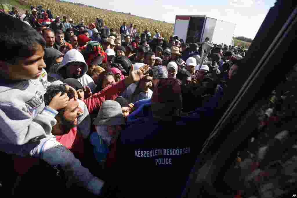 Muhojirlar Vengriya janubidagi lagerdan qochmoqda. 8-sentabr, 2015-yil. Vengriya politsiyasi qo&#39;shni Avstriyaga ketayotgan poyezdlarga chiqayotgan bu odamlarni jilovlashga ojizlik qilmoqda.