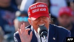 อดีตปธน.โดนัลด์ ทรัมป์ ตัวแทนพรรครีพับลิกันในการเลือกตั้งประธานาธิบดีสหรัฐฯ ปี 2024 ขึ้นพูดในการหาเสียงระดมทุนที่รัฐโอไฮโอ เมื่อ 16 มี.ค. 2567 (Photo by KAMIL KRZACZYNSKI / AFP)