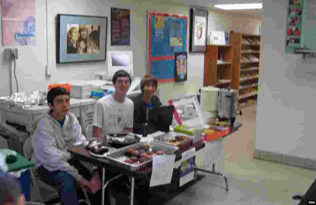 中学生在马里兰州某投票场地入口义卖糕点，为慈善活动募捐。(美国之音王南拍摄)