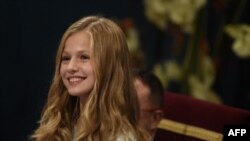 Leonor de España, la Princesa de Asturias sonríe después de dar su primer discurso oficial durante la ceremonia de entrega de los Premios Princesa de Asturias 2019 en el Teatro Campoamor de Oviedo, el viernes.