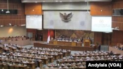 FILE - Sidang Paripurna DPR RI di ruang rapat paripurna Nusantara 2 Gedung MPR/DPR RI Jakarta, 30 Oktober 2015 (VOA/Andylala).