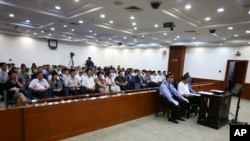 组图：失势政要薄熙来出庭受审