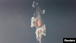 Pesawat luar angkasa Starship generasi terbaru SpaceX, di atas roket Super Heavy-nya yang kuat, meledak setelah lepas landas dari pusat peluncuran Boca Chica, dalam uji terbang singkat tanpa awak di dekat Brownsville, Texas, AS, 20 April 2023. (REUTERS/Joe Skipper)