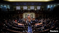 សភា​តំណាងរាស្ត្រ​ធ្វើ​ការ​បោះឆ្នោត​តើ​សេចក្តីសម្រេច​ដើម្បី​បន្ត​នីតិវិធី​លើ​ការ​ស៊ើបអង្កេត​ដើម្បី​ចោទប្រកាន់​ទម្លាក់​លោក​ប្រធានាធិបតី ដូណាល់ ត្រាំ កាលពី​ថ្ងៃទី៣១ ខែតុលា ឆ្នាំ២០១៩។