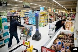 지난 1월 미국 펜실베이니아주 해리스버그의 '자이언트' 식료품점에서 로봇이 매장 바닥을 청소하고 있다.