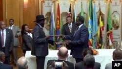 Le président Salva Kiir du Soudan du Sud, au centre, et le leader de la rébellion au cours de la cérémonie de la signature du cessez-le-feu, à Addis Abeba, 9 mai 2014.