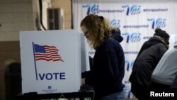 密歇根州底特律的选民在投票站填写选票（2024年10月28日）