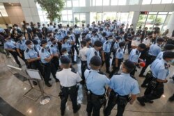 香港警察在苹果日报总部进行搜查并逮捕苹果日报高管。（2021年6月17日）