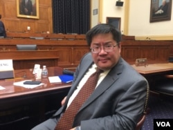 传统基金会安全问题专家成斌在众议院外交委员会的一个听证会上建议美国不仅要审核中国投资，还要对其进入美国后的状况进行审查。（美国之音萧洵拍摄）