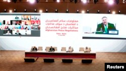 Utusan Khusus AS untuk Rekonsiliasi Afghanistan Zalmay Khalilzad, Menteri Luar Negeri AS Mike Pompeo, dan Menteri Luar Neger Qatar Sheikh Mohamad Bin Abdel Rahman Al-Thani, menghadiri pembicaraan damai antara pemerintah Afghan dan Taliban di Doha, Qatar, 12 September 2020.