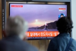 Orang-orang menonton TV yang menayangkan program berita tentang peluncuran rudal Korea Utara dengan cuplikan di stasiun kereta api di Seoul, Korea Selatan, Selasa, 19 Oktober 2021. (Foto: AP)