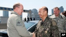 Kepala Staf Gabungan Korsel Jendral Jung Seung-jo (tengah) didampingi Komandan Pasukan AS di Korea Selatan Jendral James D.Thurman (kanan) menyambut kedatangan Kepala Staf Gabungan Militer AS Jendral Martin Dempsey di Seoul, Korea Selatan (12/4).