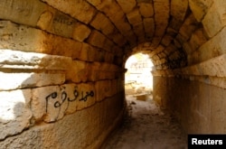 Grafiti tampak di reruntuhan kota kuno Cyrene di Shahhat, Libya, 20 October 2018.