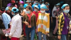 រូបឯកសារ៖ កម្មកររោងចក្រកាត់ដេរប្រភឹសឹស ខេមបូឌា ហ្គាមេន អិលធីឌី ក្នុងខេត្តកណ្តាល ចាប់ផ្តើមចេញពីរោងចក្រដើម្បីទទួលទានបាយថ្ងៃត្រង់ ដោយមានពាក់ម៉ាសគ្រប់គ្នា នៅថ្ងៃទី២០ ខែមីនា ឆ្នាំ២០២០។ (កាន់ វិច្ឆិកា/VOA Khmer)