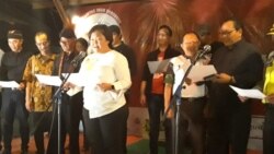 Anita Wahid dari Seknas Gusdurian membacakan Deklarasi Hari Persaudaraan Sejati diikuti para pemuka agama, pada malam peringatan 100 Hari Bom Gereja Surabaya, Jumat, 24 Agustus 2018 (foto Petrus Riksi-VOA).jpg