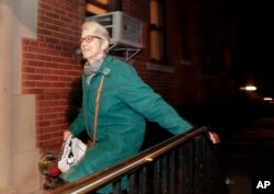 Jessica Leeds, one of the women who accuse Republican presidential candidate Donald Trump of unwanted sexual advances, arrives at her apartment building in New York, Oct. 12, 2016. Leeds alleges that Trump repeatedly groped her on a flight to New York more than 30 years ago.