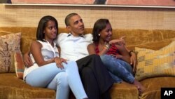 Presiden AS Barack Obama bersama puterinya Malia dan Sasha (foto: dok).