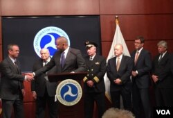 US Transportation Secretary Anthony Foxx introduces task force member Brian Wynne, President & CEO of the Association for Unmanned Vehicle Systems International, at the U.S. Transportation Department in Washington, D.C., Oct. 19, 2015. (VOA / C. Presutti)