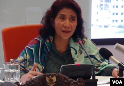 Susi Pudjiastuti pemilik Susi Air di Jakarta, Senin 21/3 (VOA/Ahadian).