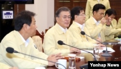 문재인(가운데) 대통령이 24일 청와대 여민관에서 수석· 보좌관회의를 주재하고 있다. 왼쪽부터 임종석 청와대 비서실장, 문대통령, 정의용 국가안보실장.