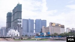 រូបឯកសារ៖ អគារ​ខ្ពស់ៗ​​ត្រូវ​បាន​មើល​ឃើញ​ពី​ត្រើយ​ខាង​កើត​នៃ​ទន្លេ​ចតុមុខ​ក្នុង​រាជធានី​ភ្នំពេញ​ ​កាលពី​ថ្ងៃទី​១៤ ខែសីហា ឆ្នាំ២០១៩។ (ទុំ ម្លិះ/វីអូអេ)​