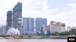 រូបឯកសារ៖ អគារ​ខ្ពស់ៗ​​ ​មើល​ពី​ត្រើយ​ខាង​កើត​នៃ​ទន្លេ​ចតុមុខ​ក្នុង​រាជធានី​ភ្នំពេញ​ប្រទេស​កម្ពុជា​ កាលពី​ថ្ងៃទី​១៤ ខែសីហា ឆ្នាំ២០១៩។ (ទុំ ម្លិះ/វីអូអេ)​