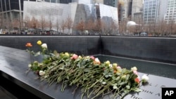 Des roses sont placées sur le monument commémoratif du 11 septembre lors de la cérémonie du 25e anniversaire pour commémorer les six victimes de l'attentat de 1993 contre le World Trade Center, à New York, le 26 février 2018.