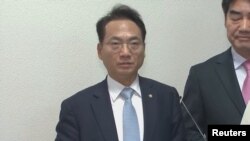 20일 한국 국회 정보위원회 비공개 전체회의 후 기자들에게 브리핑 하는 박선원 한국 더불어민주당 국회의원.