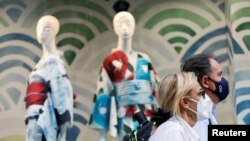 Turis asing berjalan di area perbelanjaan Ginza, di Tokyo, Jepang, di tengah pandemi COVID-19 saat berlangsungnya Olimpiade Tokyo 2020, 5 Agustus 2021. (REUTERS/Androniki Christodoulou)