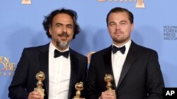 Alejandro Gonzalez Inarritu (kiri) dan Leonardo DiCaprio seusai menerima piala dalam ajang penghargaan Golden Globe ke-73, 10 Januari 2016 (Foto: dok).