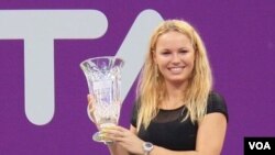 Caroline Wozniacki memegang trofi sebagai petenis nomor satu dunia bulan Oktober lalu. Walau tersingkir di semifinal Australia Terbuka, ia masih menempati posisi puncak.