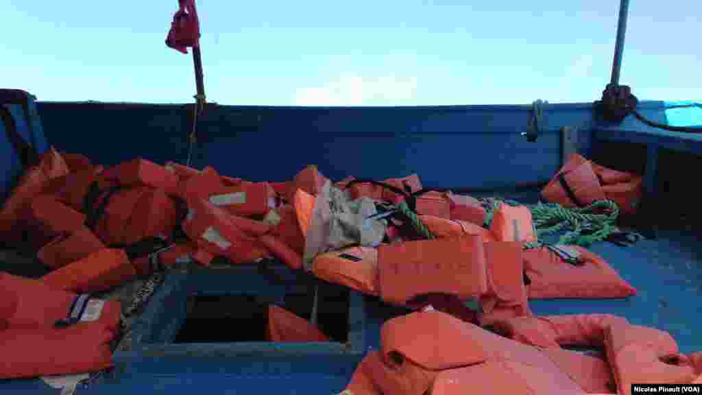 Des gilets de sauvetage abandonnés au mémorial de Pozzallo. Ce site rend hommage aux victimes qui sont mortes en tentant de rejoindre l&#39;Europe en traversant la Méditerranée sur des embarcations de fortunes, Sicile, 7 octobre 2015 (Nicolas Pinault/VOA). &nbsp;