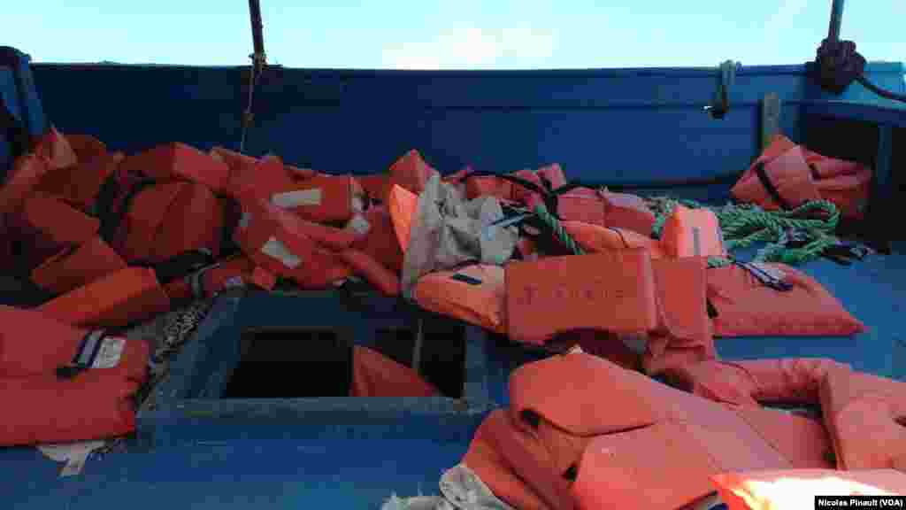 Wasu Daga Cikin Irin Jiragen Ruwan Da &#39;Yan Gudun Hijira Suka Rasa Rayukan Su A Tekun Bahrum, Oktoba 8, 2015.