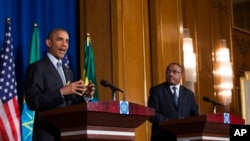 Prezident Barak Obama Addis-Abebada Efiopiya Bosh vaziri Xaylemaryam Desalen bilan matbuot anjumanida qatnashmoqda, 27-iyul, 2015-yil