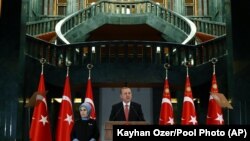 ប្រធានាធិបតីតួកគី Recep Tayyip Erdogan ថ្លែង​ក្នុង​​ពេល​ប្រជុំ​នៅ​ឯ​វិមាន​ប្រធានាធិបតី ក្នុង​ទីក្រុង​អង់ការ៉ា ប្រទេស​តួកគី កាលពីថ្ងៃទី២៤ ខែវិច្ឆិកា ឆ្នាំ២០១៥។