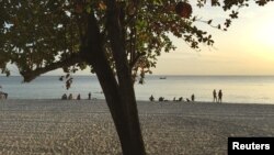 រូបឯកសារ៖ ភ្ញៀវ​ទេសចរ​កំសាន្ត​នៅ​លើ​ឆ្នេរ​មួយ​នៅ​ខេត្ត​ព្រះ​សីហនុ កាល​ពី​ថ្ងៃ​ទី​២៦ ខែ​វិច្ឆិកា​ ឆ្នាំ​២០១៧។ 