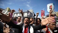 Dân Yemen xuống đường biểu tình chống phiến quân Houthi tại thành phố Taiz, ngày 9/2/2015. 