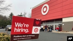 Tanda perekrutan pekerja dipasang di depan toko Target di Manchester, Connecticut, AS (foto: ilustrasi). 